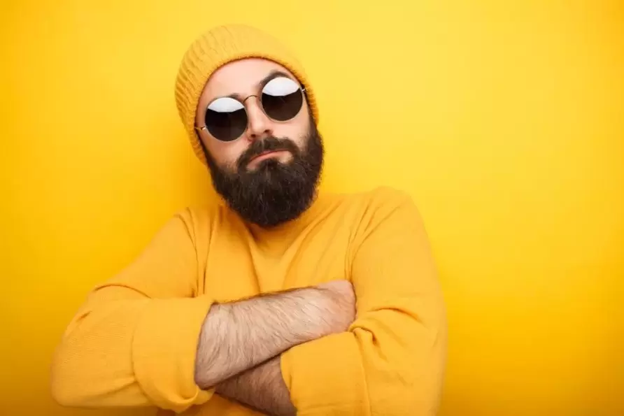 brutaler Mann, der seinen Penis dicker machte