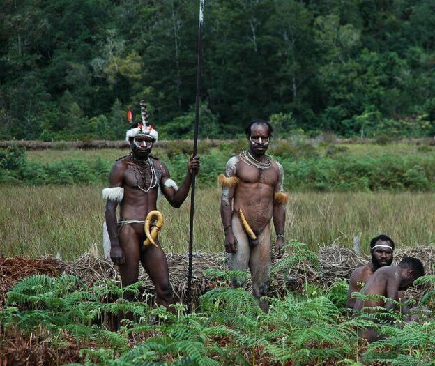 Aborigines mit vergrößerten Gliedmaßen