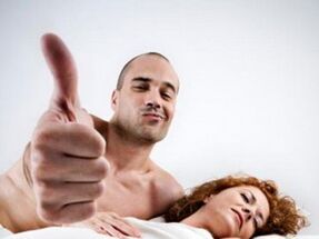 Frau mit einem Mann, der seinen Penis mit Hausmitteln vergrößert hat